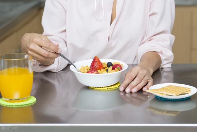 早餐喜欢吃这7物，或使胃部难受，不妨多注意3点，健康又营养