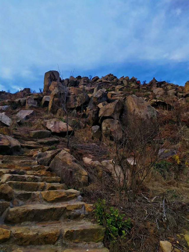 【旅行百事通】网友看牛山:巨石卧立,如台似墙,一步一景,处处都有传奇