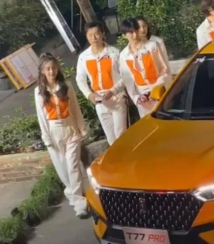 暖风吹怀|关晓彤穿平底鞋录节目，当她和184蔡徐坤同框，谁的身高在说谎？