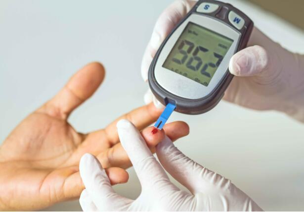 经常口渴就是糖尿病？医生：合并3个典型症状，可能与糖尿病有关