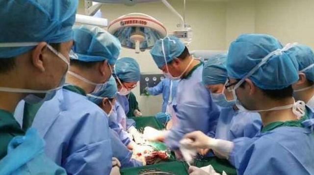 「超级宝妈」分娩时产妇用力过猛，一不小心解决“生理需要”，医生竟拍手叫好
