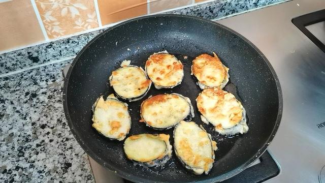 茄子这样做，好吃不油腻，不油炸，外酥里嫩，鲜香味美特下饭