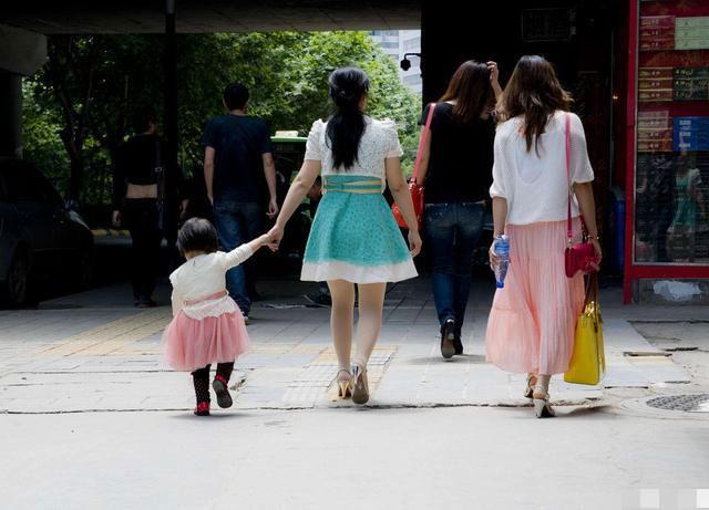「超级宝妈」妈妈接孩子时穿着惹争议,孩子很尴尬,同学:你妈妈穿太少