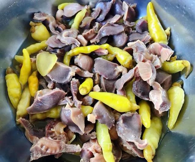 家庭版爆炒鸡胗的做法来了！鸡胗又脆又爽口，特别有嚼劲，超下饭哟