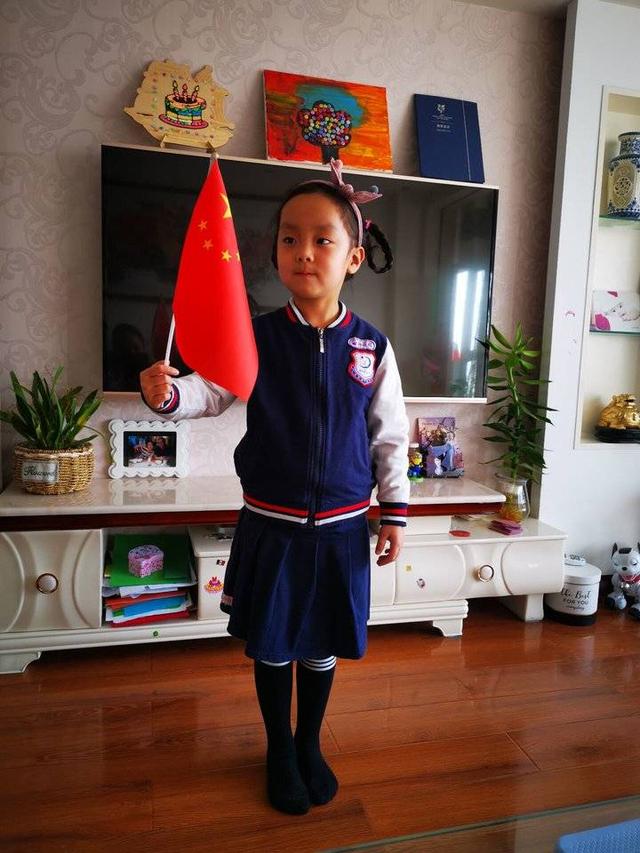 「超级宝妈」威海湾九里幼儿园举行“云”升旗仪式