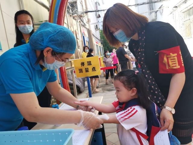 超级宝妈|洗手消毒、体温检测，天桥区实验幼儿园萌娃复学入园有秩序