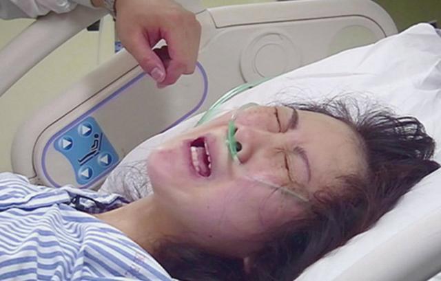 甜甜妈妈|丈夫陪产时，抓拍到3张产房“经典照片”，网友泪目：当妈不容易