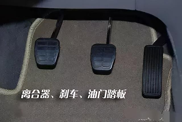 停车时先踩离合还是先踩刹车？这里告诉你答案