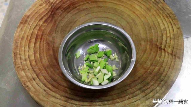 食材|黄瓜炒着吃更鲜嫩，厨师长分享黄瓜炒鸡蛋的家常做法，清淡少油