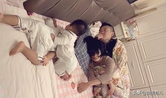 「你的育儿经」二胎时代来临，一家四口该怎么睡？躺在一张床上是有些难