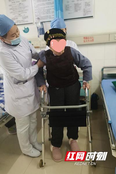 助行器|百岁老人接受髋关节置换 术后第一天即可下床行走