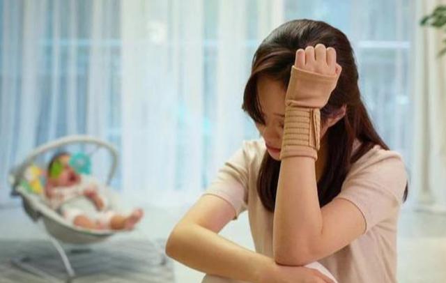 “娃都不喂就自己先吃饭，你太自私”，妈妈更爱自己，就有罪吗？