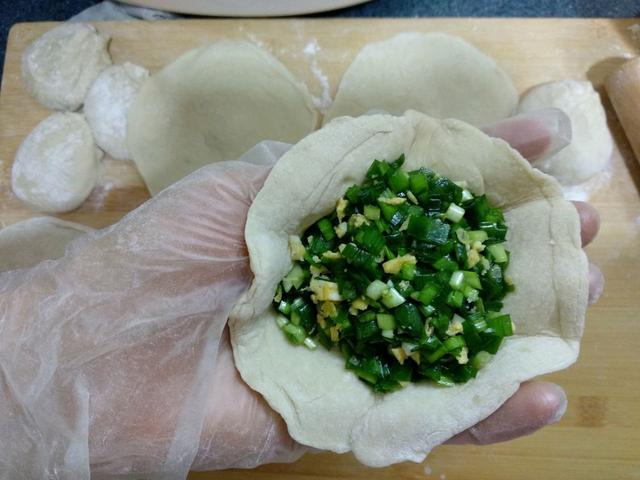 这样做的韭菜盒子，薄皮大馅，咬一口满嘴香，越吃越上瘾