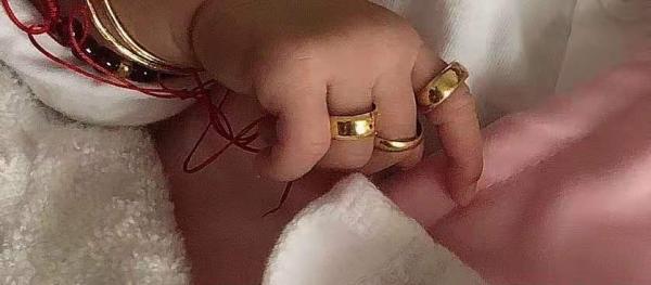 儿童|惊魂！宝宝满月当天手戴五只金戒指，玩着玩着突然出现可怕一幕……