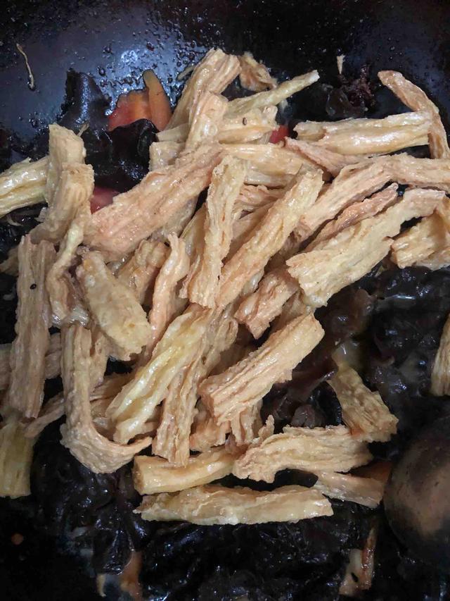 「超级宝妈」邻居孩子16岁身高1米8，秘诀就是常吃“它”，春天不吃可惜了