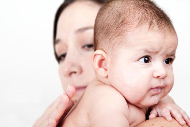 「你的育儿经」宝宝溢奶、吐奶的区别，妈妈要分清，不然宝宝遭罪