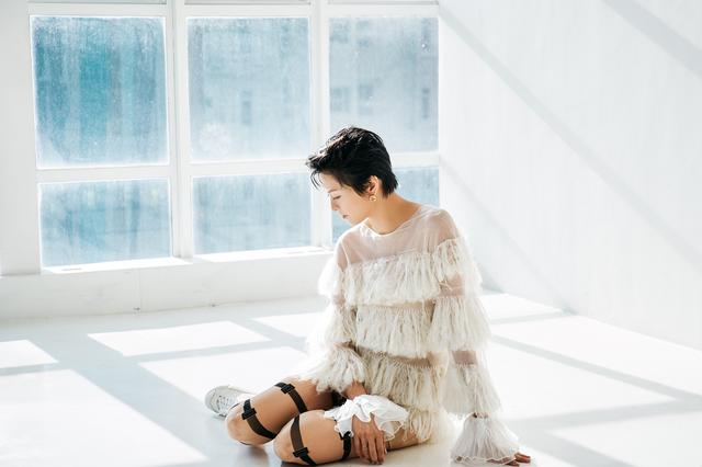 影视交流地|44岁梁咏琪身材仍然能打，新专辑造型秀出大长腿