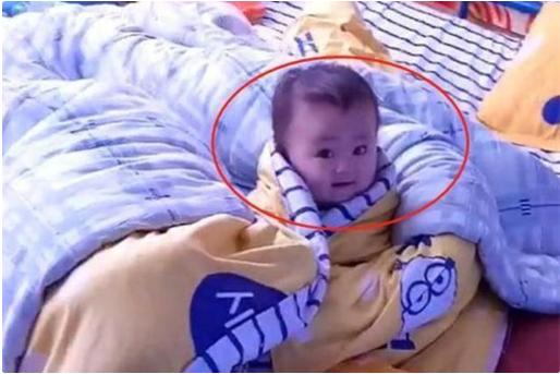 你的育儿经@宝宝正在看电视，发现爸爸回家后的小眼神“亮了”，网友：反差萌