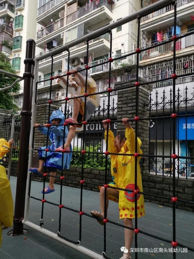 超级宝妈|谁说下雨天不能进行室外活动，这家幼儿园别出心裁做到了