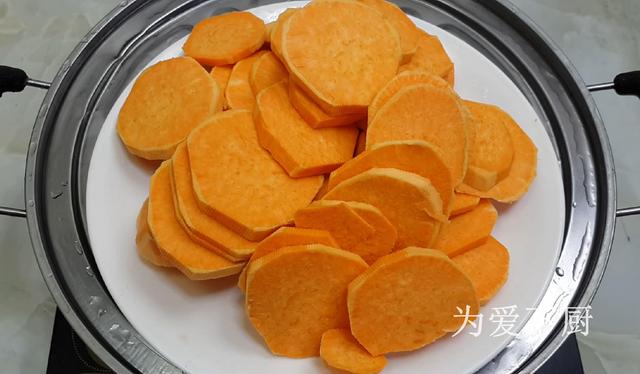 我家烧饼就爱这样做，锅里烙一烙，个个柔软劲道，比吃南瓜饼还香