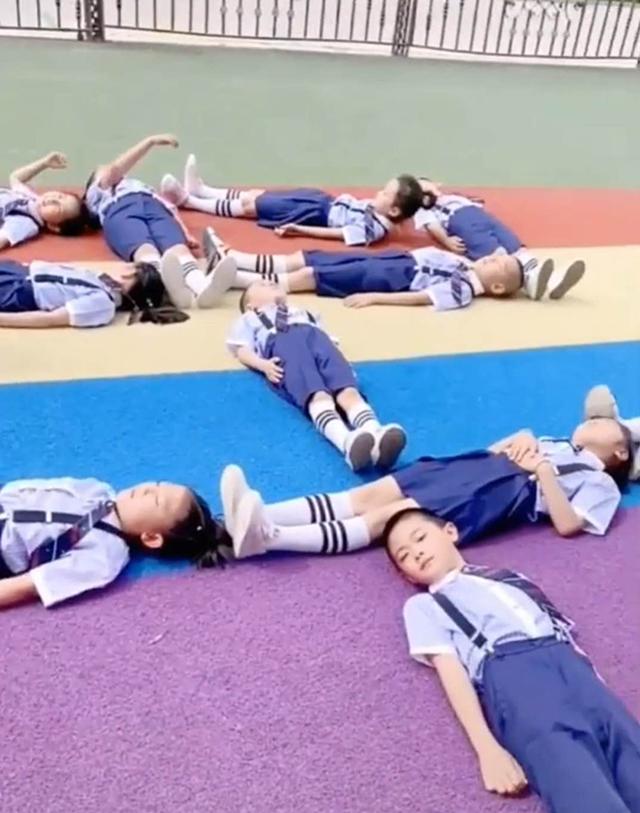 有趣的爱|幼儿园拍毕业照要求穿校服，肥胖宝宝太为难，妈妈对策笑翻老师