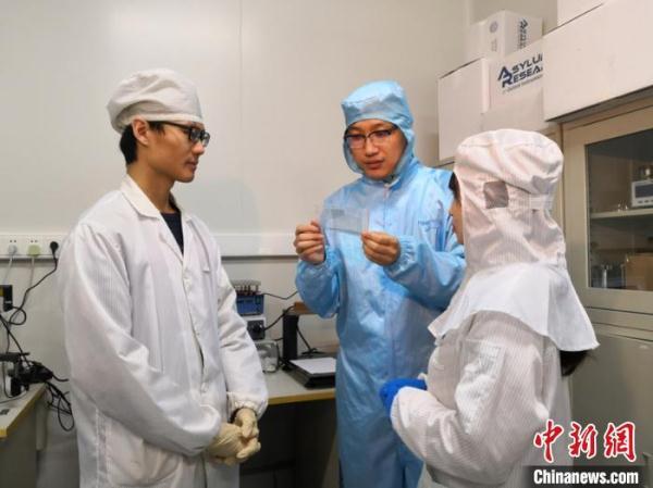 光明网@上海科研人员“定制”微器件 为新材料应用探路