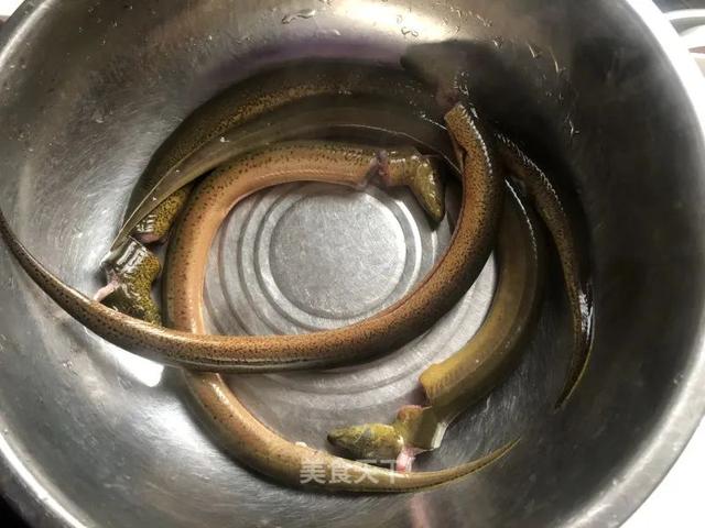 天冷了，自制一份香喷喷的煲仔饭！有菜有肉，越嚼越香