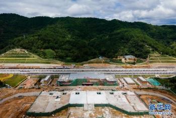 这是7月2日拍摄的正在建设中的中老昆万铁路宁洱站(无人机照片).