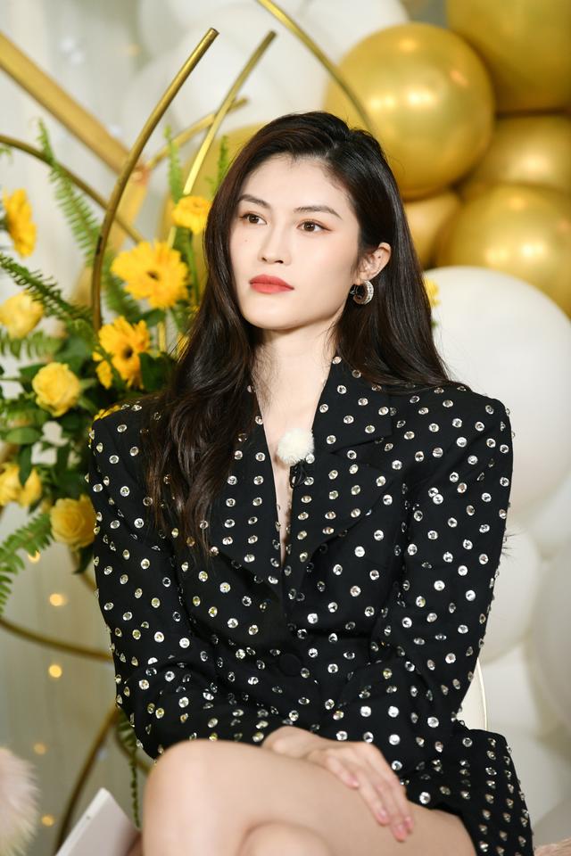 冷无情|真只有何穗能抗住，纸板格纹西装配“瀑布双马尾”，观众都看笑了