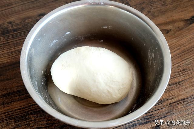 太香了，刚出炉的一盘大馒头，外焦里嫩，孩子们说比蒸的更好吃