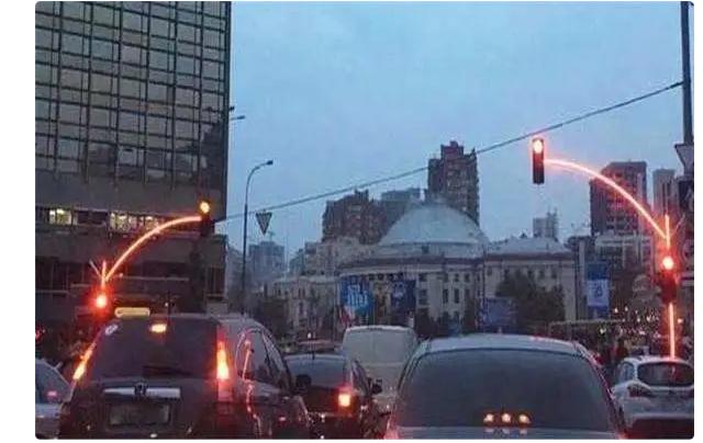 国外新型红绿灯火了，国人很羡慕，有了它谁还闯红灯？