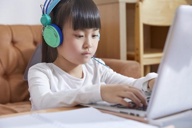 「你的育儿经」孩子在家上网课有三种表现=“假勤奋”，开学后成绩差距一目了然