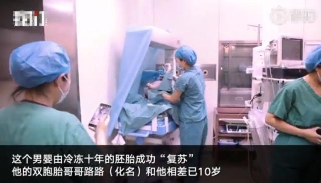 童颜鹿|兄弟俩年龄相差10岁，还是双胞胎？医生亲口证实：确实是这样