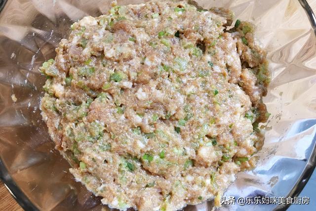 元旦后年关将至，教你调万能猪肉馅，多加“4味料”，加啥菜都香