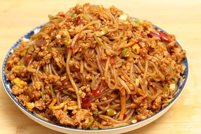 粉条一炒就成坨？不要只会焯水，记住3点，粉条不坨不粘还入味