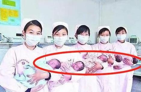 「超级宝妈」湖南女子生下5胞胎，80名家属陪伴，看到孩子性别后不厚道地笑了