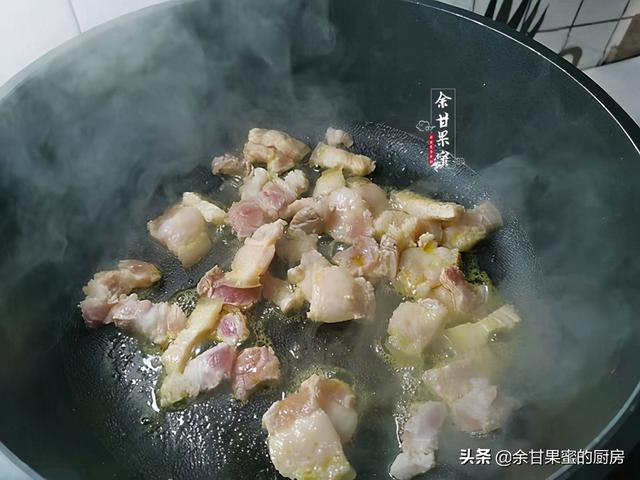 五花肉煸炒杏鲍菇，炒一炒就出锅，鲜香不腻又下饭