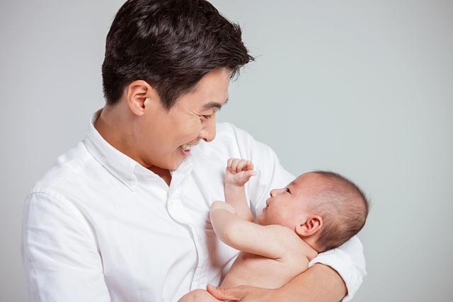 超级宝妈▲抱孩子很有讲究,不要因为无知害了宝宝,新妈妈要学会拒绝4种人