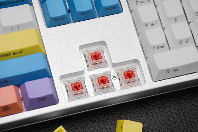 这把键盘让人想起曾经的校园时光，以及老师那精准的“小李飞刀”