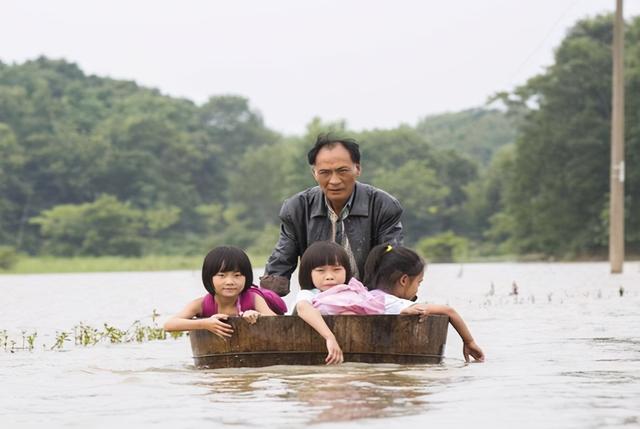 “超硬核爷爷”火了，遛娃途中遭遇大雨，不慌不忙撑起2米高大伞