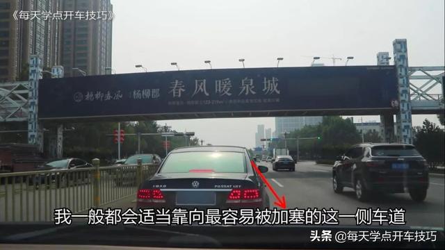 路口绿灯时前轮过线后，突然绿灯变红灯，到底能不能继续走？