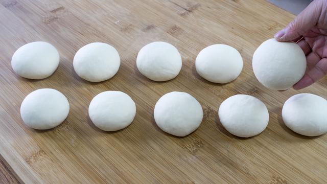 饼烙得像锅盔？教你个好方法，外酥里软、全是小薄层，凉了也不硬