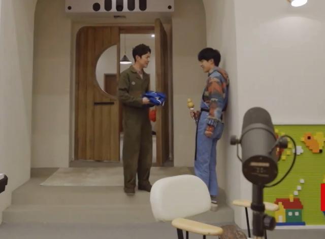 『9号放映厅』何炅千玺同穿校服，看到上面的学校名字，原来他俩还有这层关系