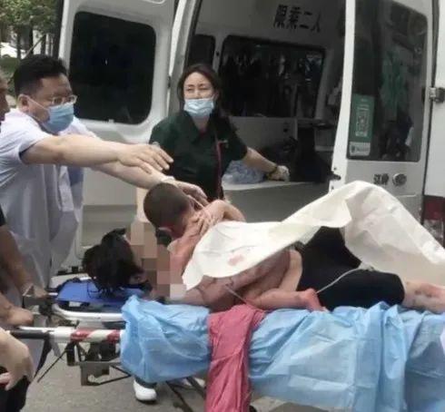 纪夏浮梦|夫妻俩正给1岁娃洗澡，电热水器突然爆炸！一个细节让人泪目