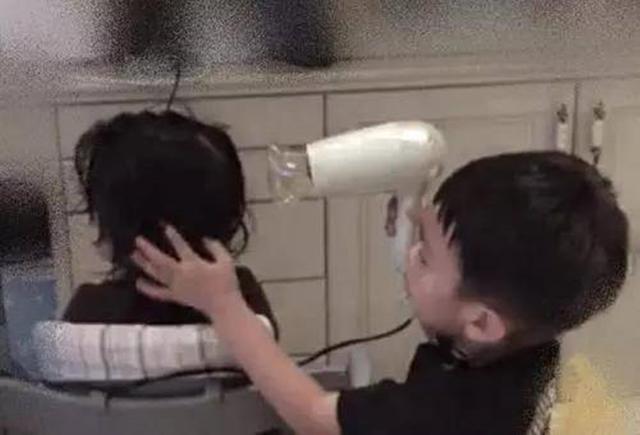 超级宝妈：“全网混得最惨二胎”火了，给姐姐端水、拿鞋，网友：父母好省事
