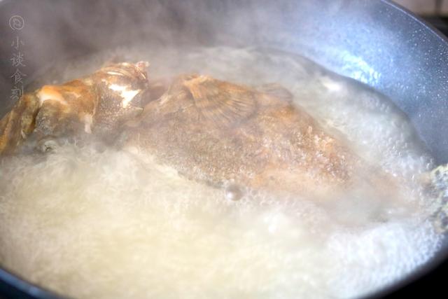 炖鱼时，汤汁寡淡是调料少了吗？我加了“2样”，鱼汤奶白肉质鲜