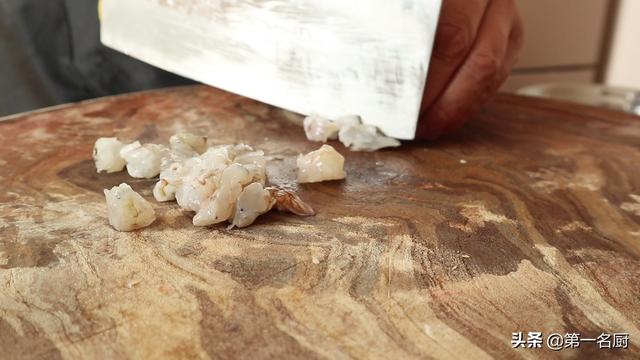 秋冬进补，试试这道平菇虾仁肉丝汤，清淡营养不油腻，家人都爱喝