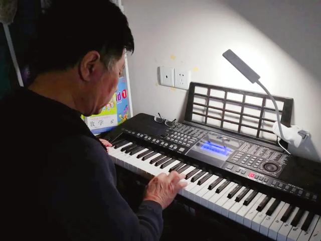 超级宝妈▲孩子上学第300天：爸妈集体变学霸，老人学会了看谱子！