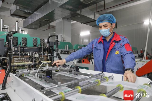佳美|组图丨海南海口：全生物降解塑料制品企业订单增长赶工忙