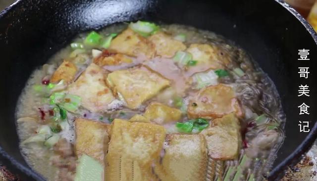 白菜别再直接炒了，加1块豆腐，比吃肉还过瘾，上桌连汤汁都不剩